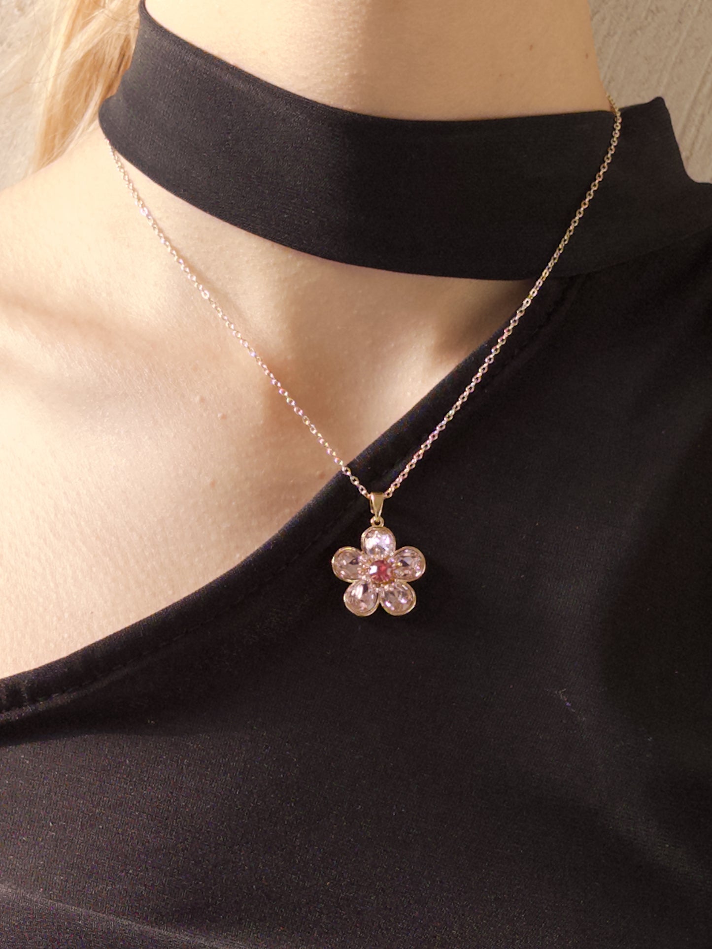 PEMBE ÇİÇEKLİ KOLYE