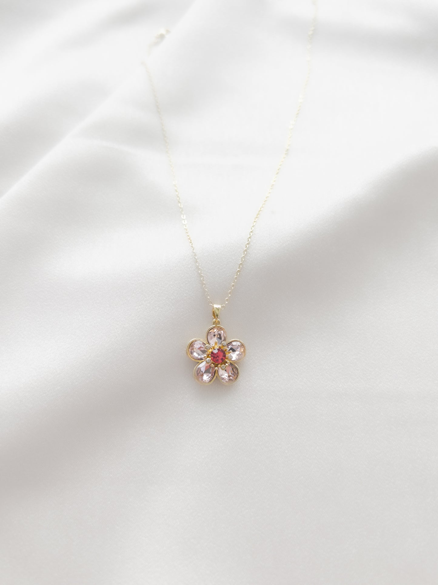 PEMBE ÇİÇEKLİ KOLYE